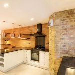 Open plate kitchen with a solid wood wall