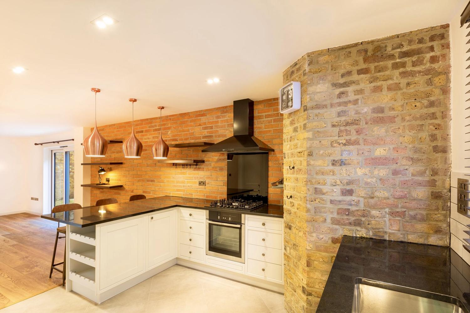 Open plate kitchen with a solid wood wall