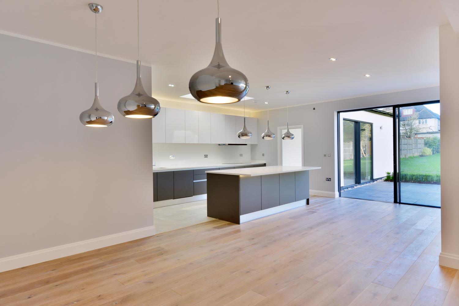 handleless kitchen design with vertical lightening
